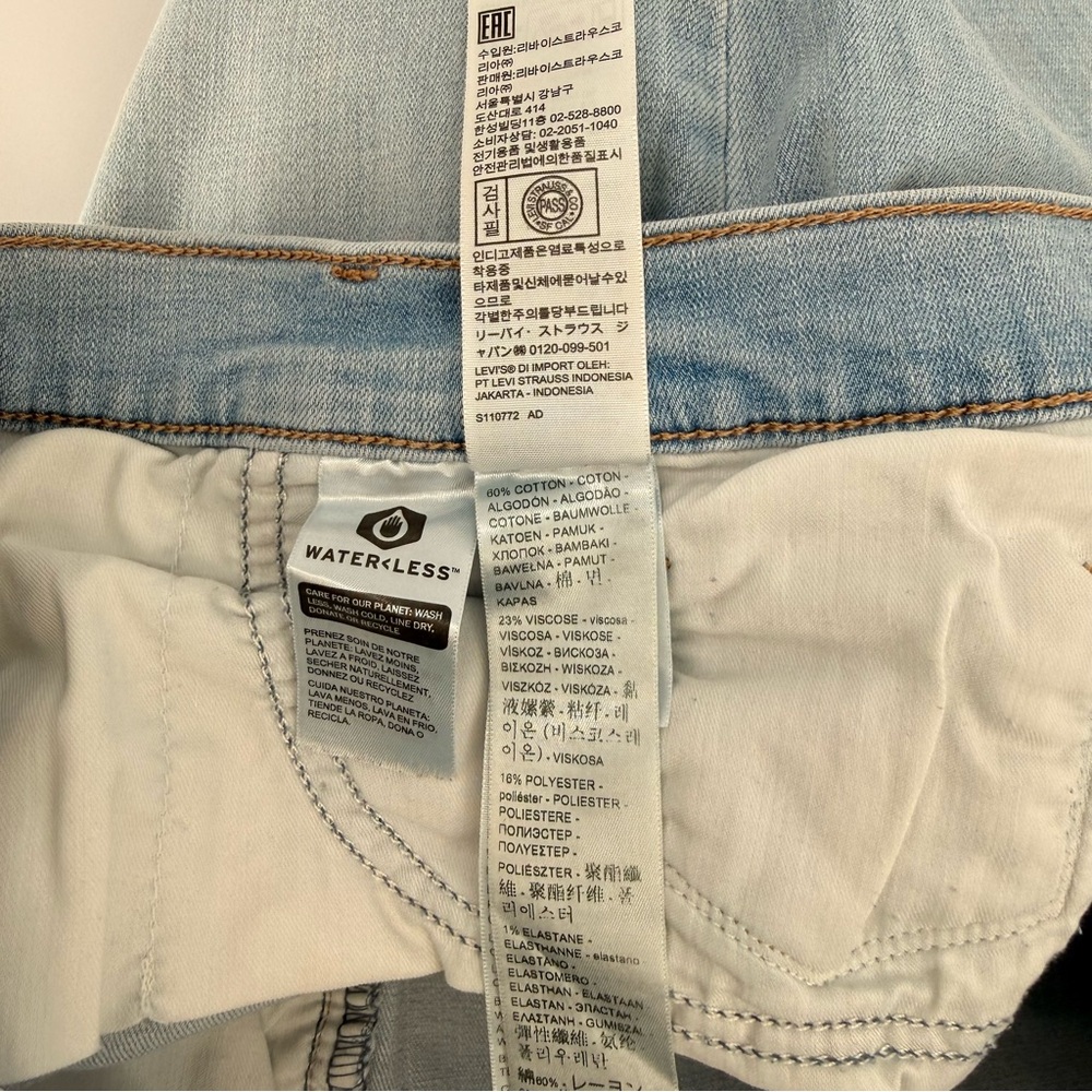 Levi's 314 Light Blue Shaping Straight Women’s Jeans Mid-Rise Size 33x30 - Picture 9 of 12